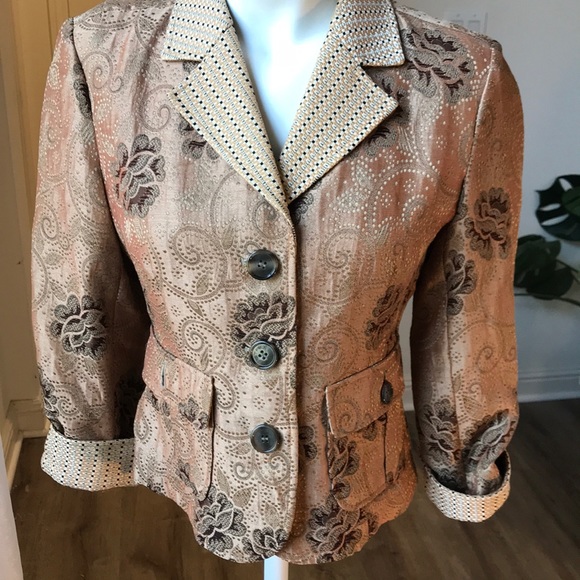 Etro Jackets & Blazers - Beautiful ETRO blazer . Paisley and flower print.